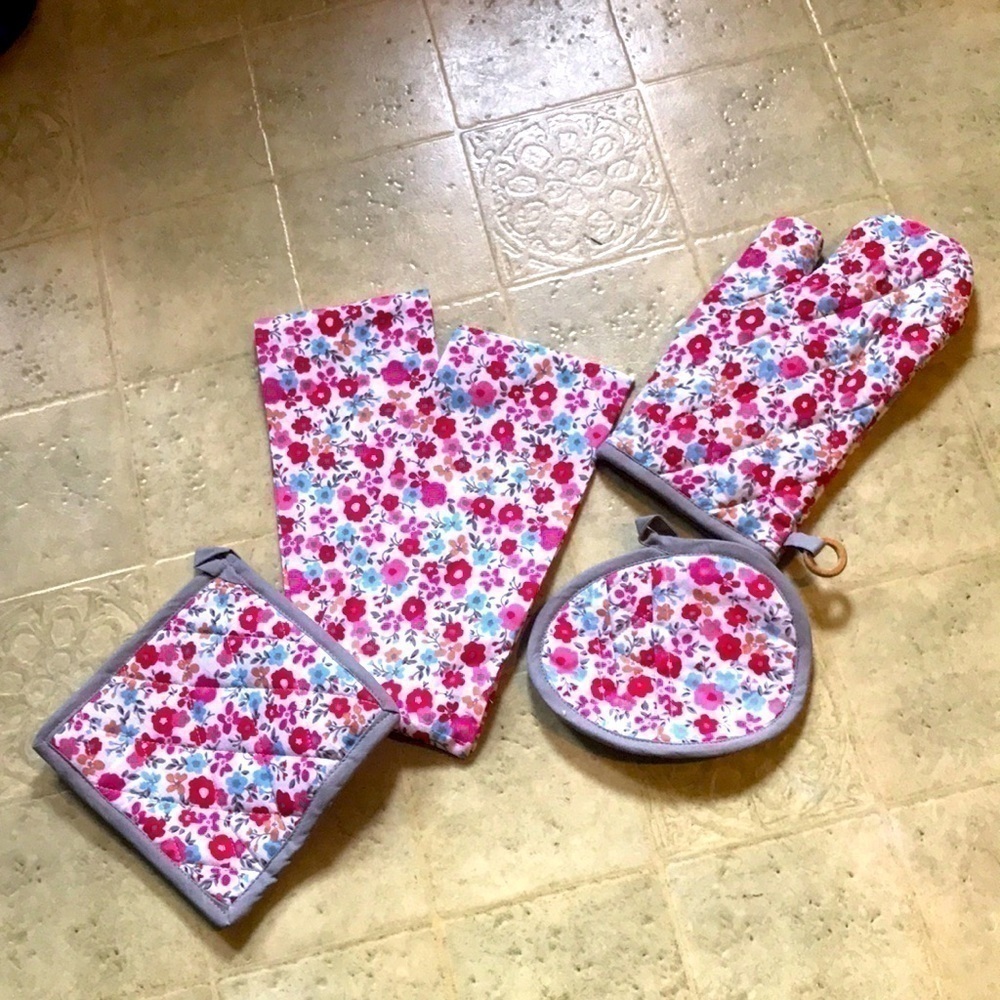 Flowery kitchen accessories